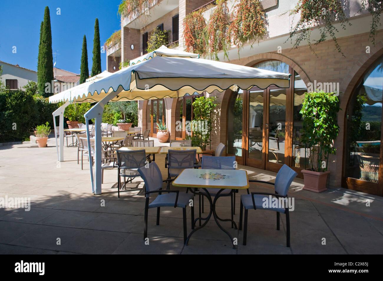 en general hacer los deberes entrada Patio of the Relais Santa Chiara Hotel in San Gimignano, Italy Stock Photo  - Alamy