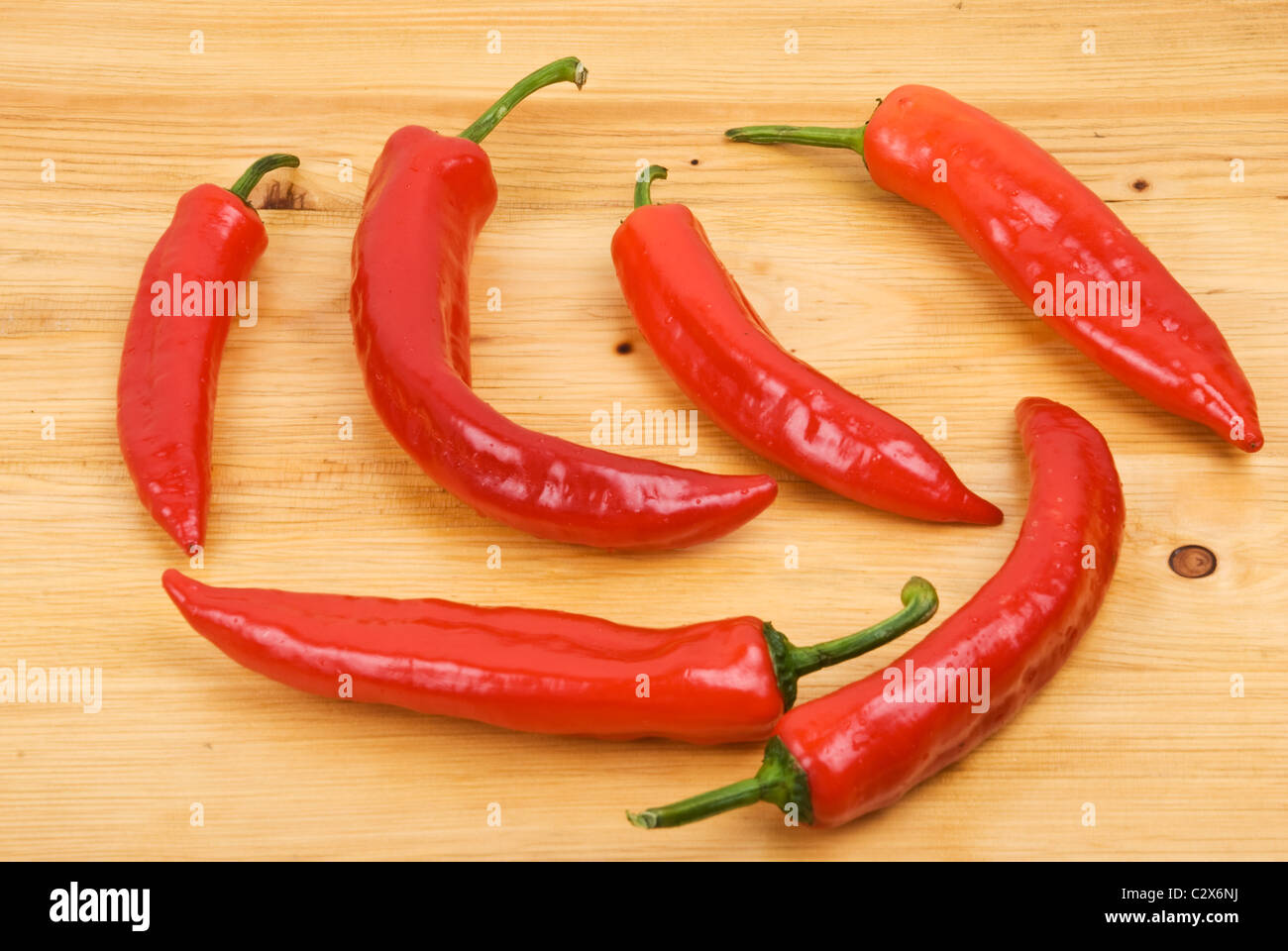 Table Peper Fresh red peppers on a wood table textured Stock Photo - Alamy