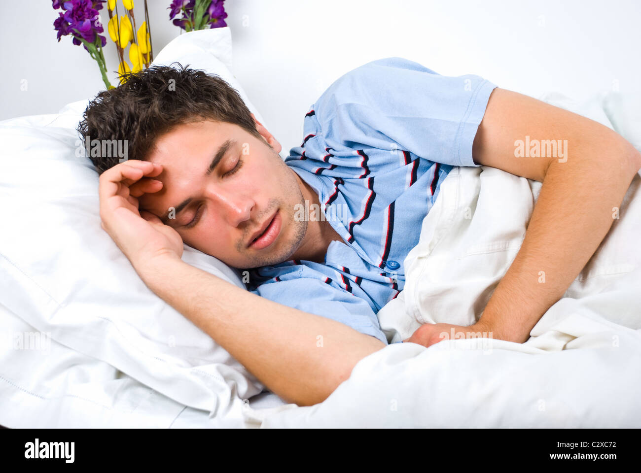 Как называется мужчина с мужчиной спят. Кашель человека в постели. Man Sleep in his Bed. Картинка радующийся человек на кровати.