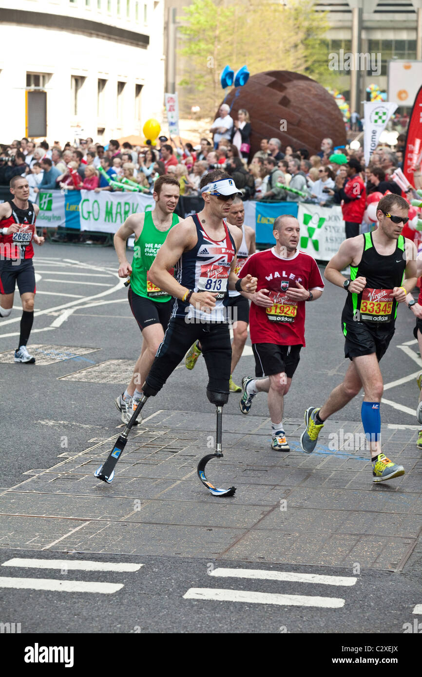 British Paralympian Richard Whitehead running the London marathon 2011 at Canary Wharf, Docklands, London, England. Stock Photo