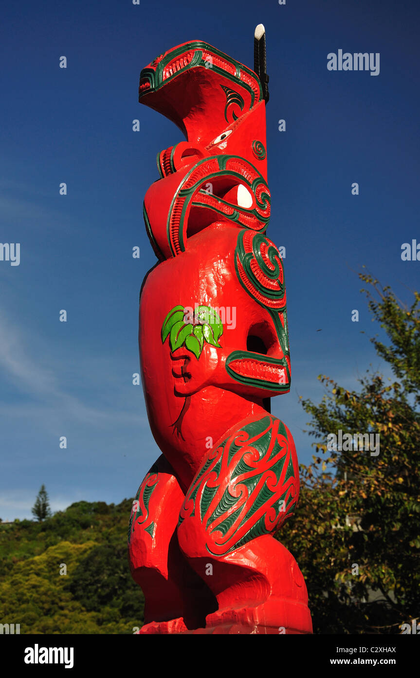 Carved Maori statue outside Te Whare Wananga Indgenous University, Whakatane, Bay of Plenty Region, North Island, New Zealand Stock Photo