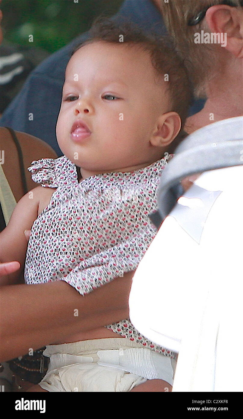 Halle Berry at the Los Angeles Zoo and Botanical Gardens with her baby ...