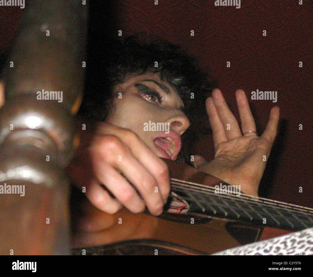 Amy Winehouse peformed a dj gig at the Monarch pub jamming with an acoustic  guitar and stuffing a selection of record vinyls Stock Photo - Alamy