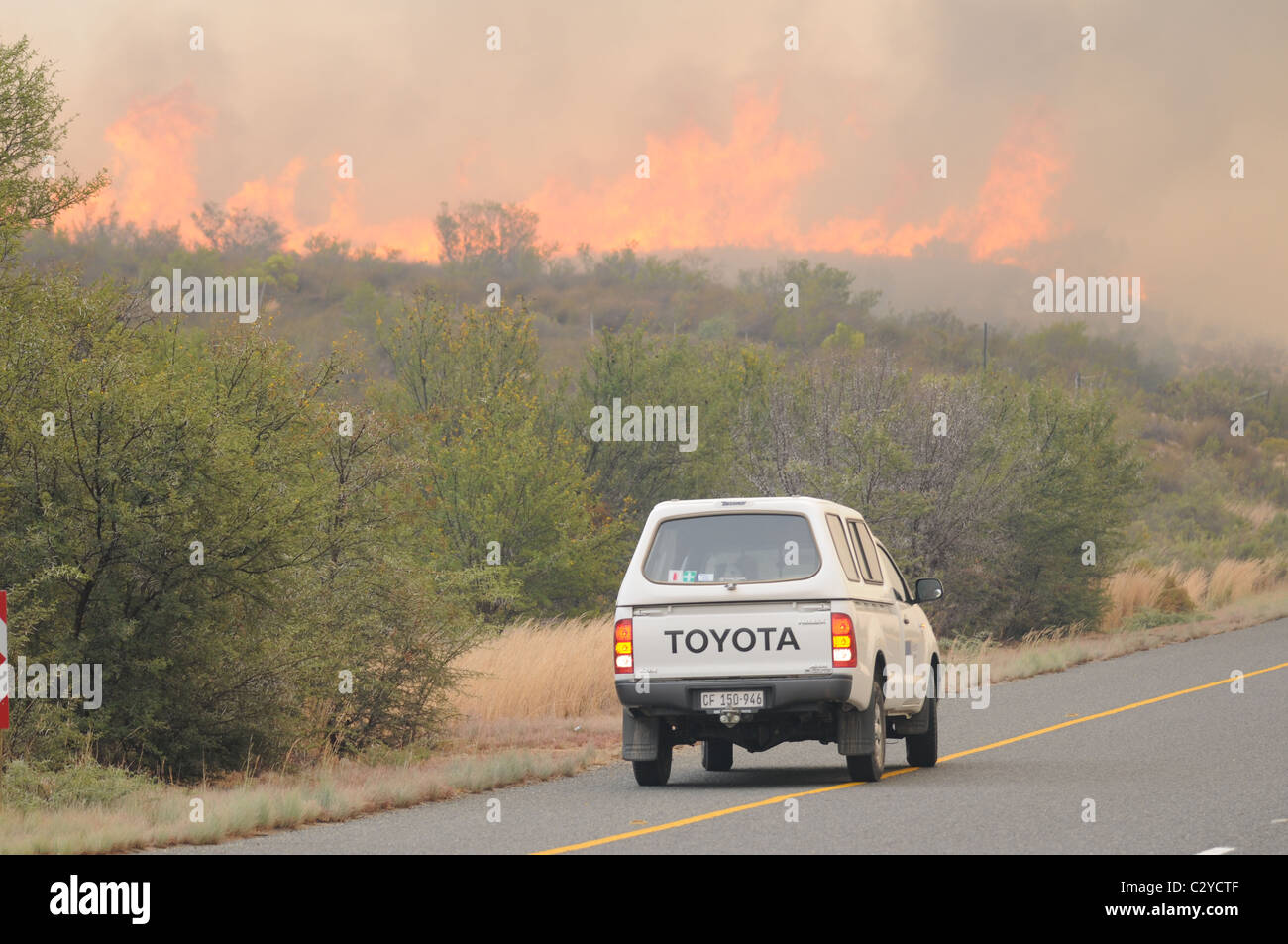 Bush fire, road, cars, smoke, flames, dark skies Stock Photo - Alamy