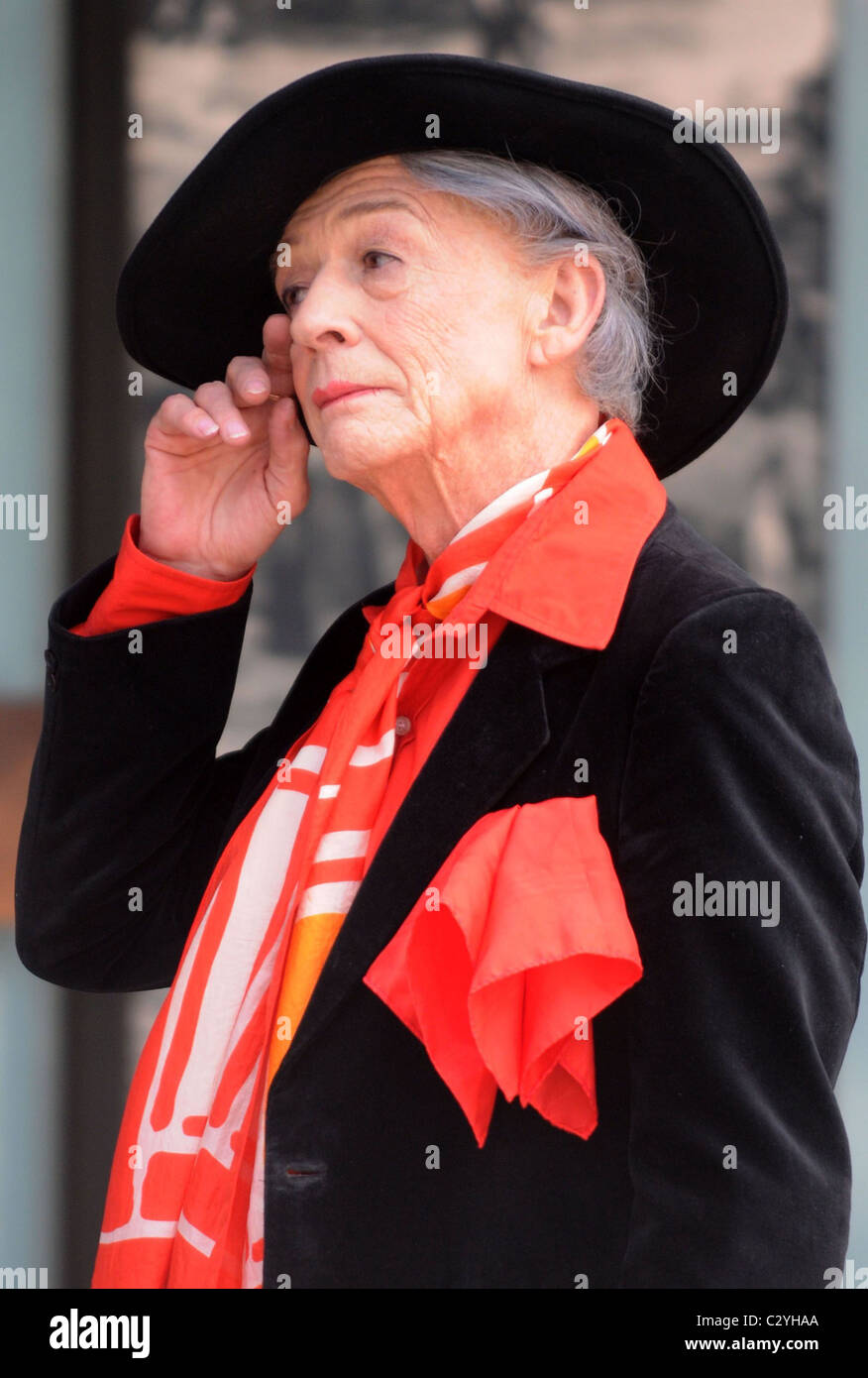 John Hurt   on the set of his upcoming new movie 'An Englishman in New York' filming in Manhattan New York City, USA - 29.08.08 Stock Photo