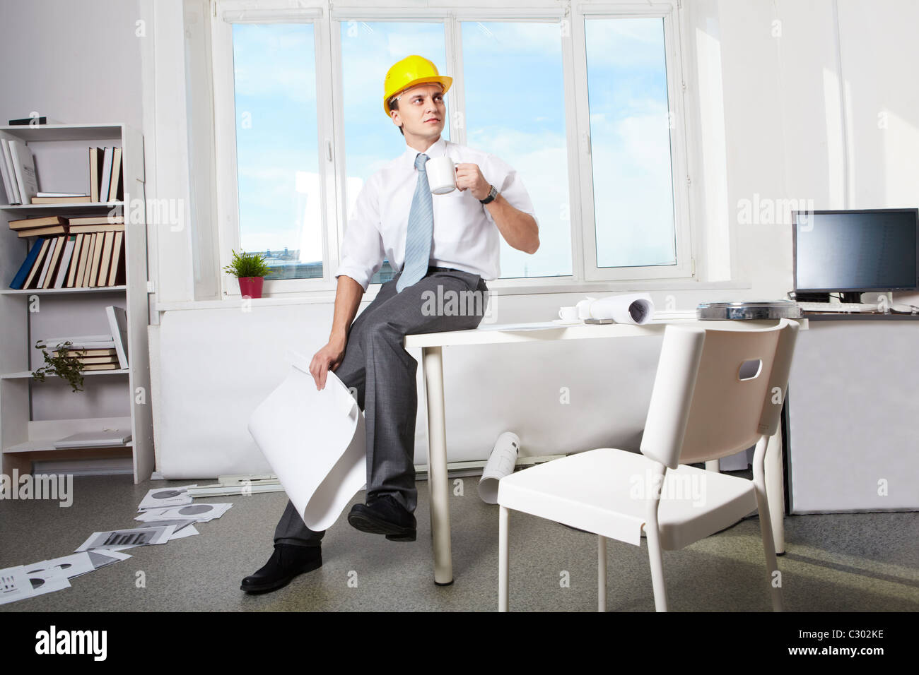 Builder drinking tea hi-res stock photography and images - Alamy