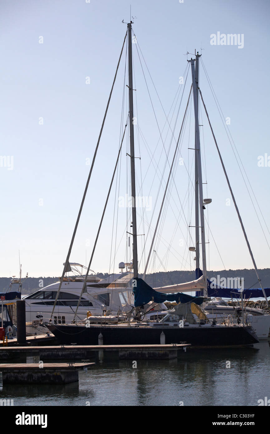 Boats berthed hi-res stock photography and images - Alamy