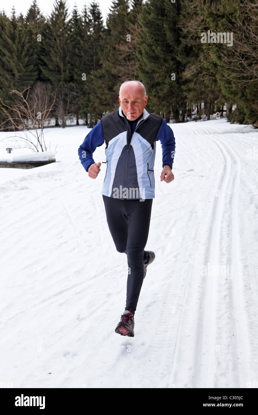 Winter Run Mann joggen im Freien in der Stadt Hafen läuft draußen mit  kaltem Wetter Zubehör - Hut, Handschuhe, winddichte Sportjacke. Aktive  Passform Stockfotografie - Alamy