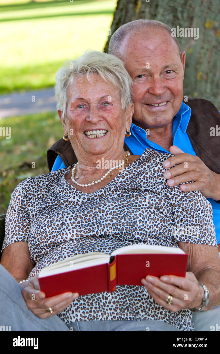 Old people in love Stock Photo - Alamy