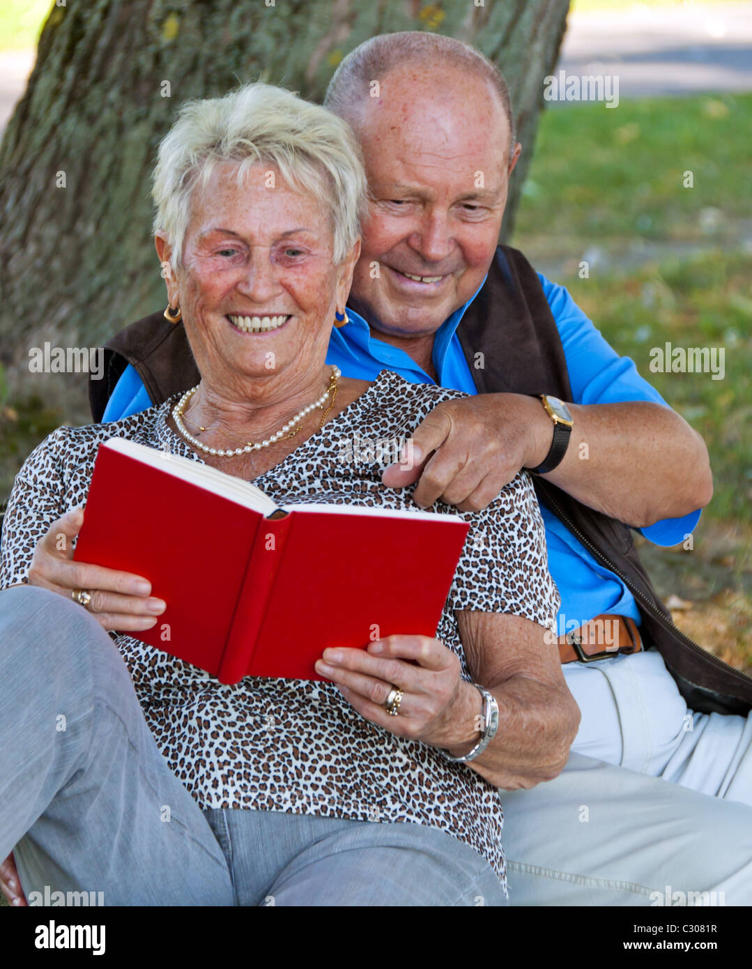 Old people in love Stock Photo - Alamy