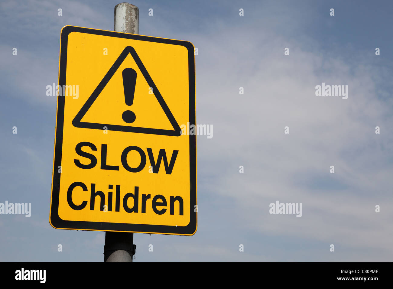 A roadside speed restriction warning sign outside a school in the U.K. Stock Photo