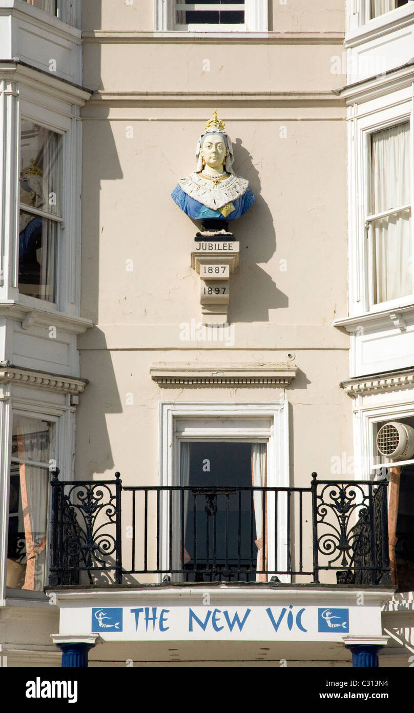 Queen victoria statue weymouth hires stock photography and images Alamy