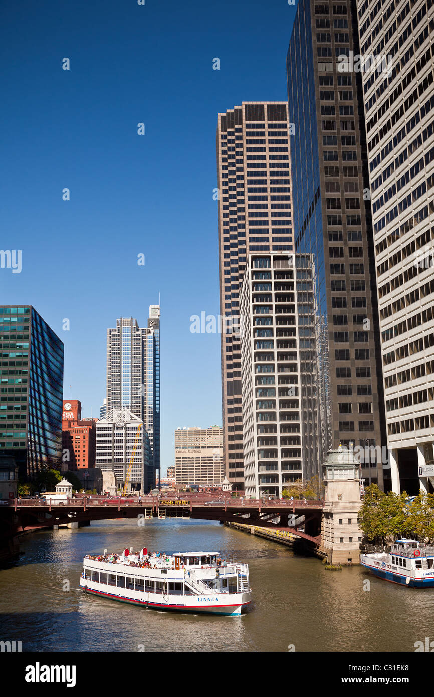 Chicago architectural boat tour hi-res stock photography and images - Alamy