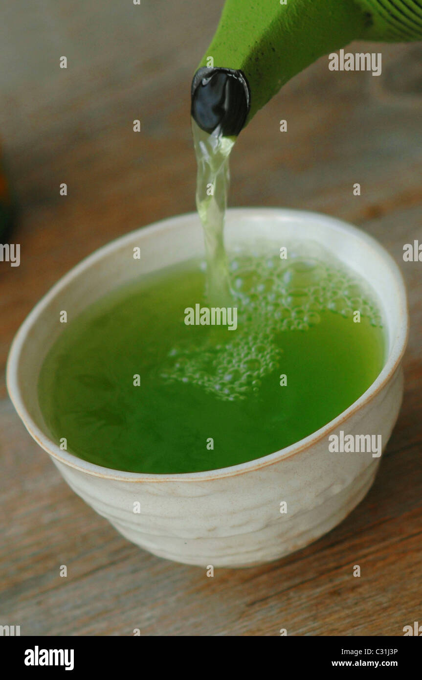 PREPARING THE HIGH QUALITY JAPANESE GREEN TEA (GYOKURO) WITH A MILD