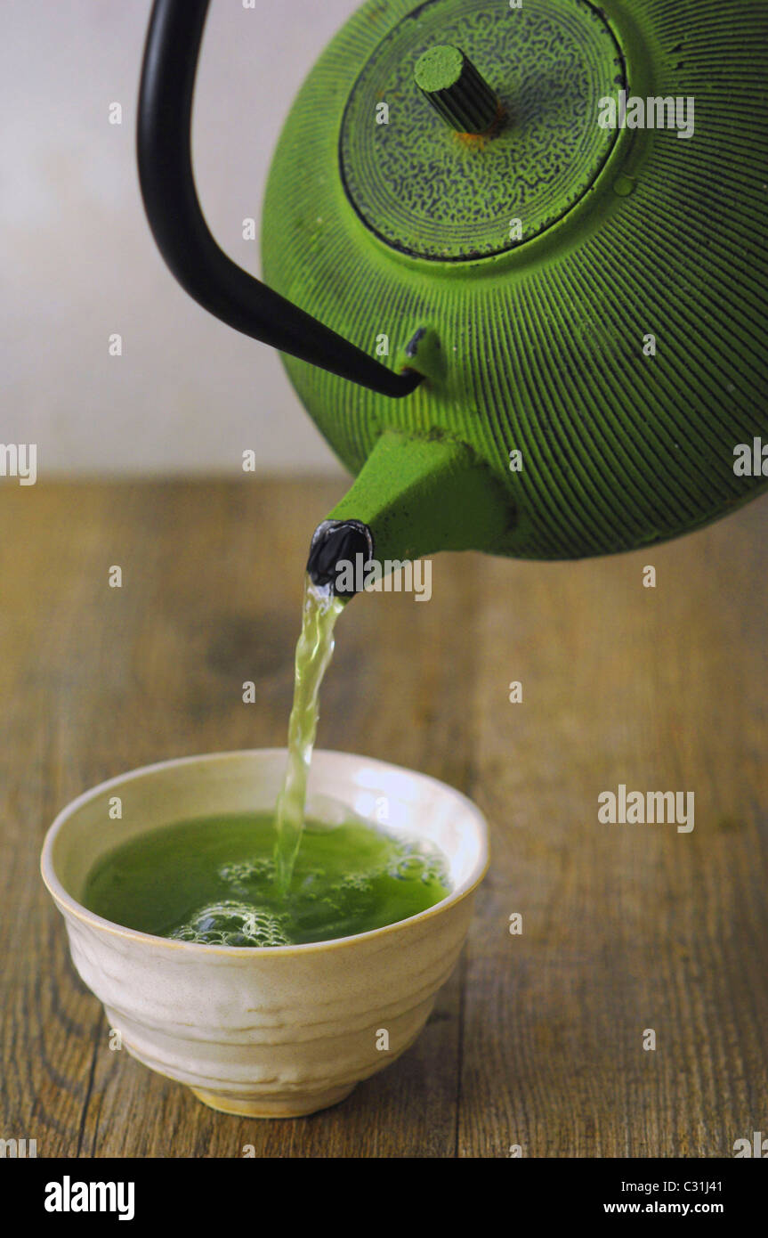 PREPARING THE HIGH QUALITY JAPANESE GREEN TEA (GYOKURO) WITH A MILD