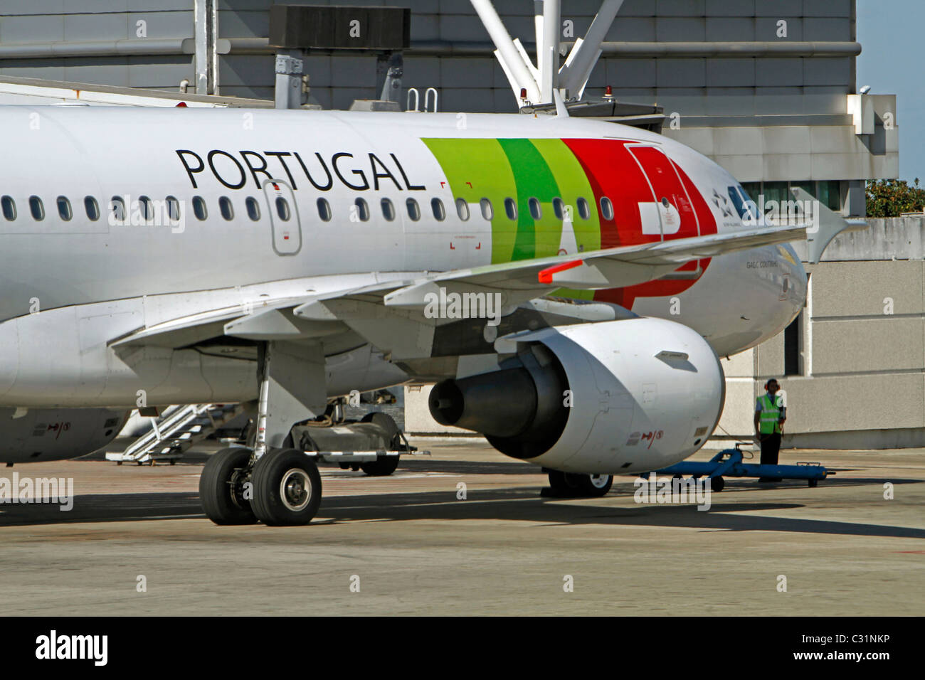 TAP AIR PORTUGAL AIRLINE'S AIRBUS A320, LISBON AIRPORT, (AEROPORTO DE  LISBOA), PORTELA DE SACAVEM, LISBON, PORTUGAL Stock Photo - Alamy