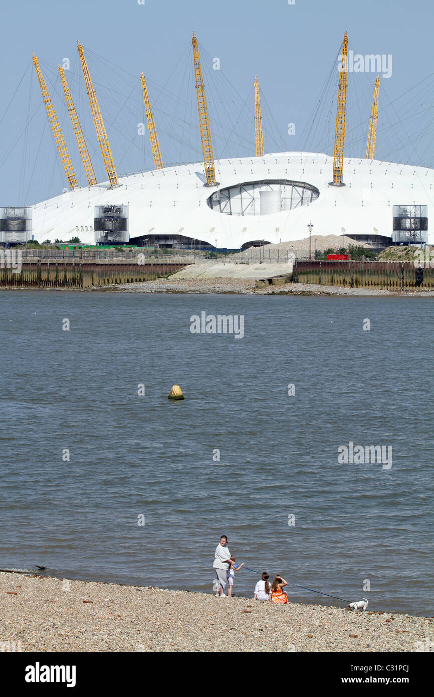 UK. RESIDENTS OF THE ISLE OF DOGS  BY THE THAMES IN LONDON ENJOY SUNSHINE, WITH MILLENNIUM DOME IN BACKGROUND Stock Photo