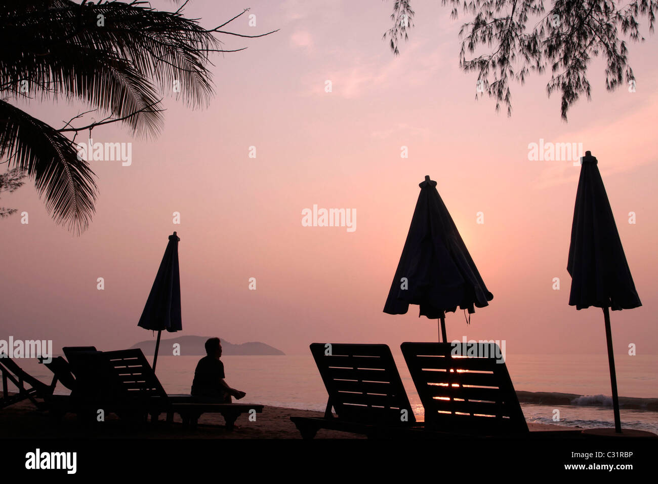 SUNSET OVER THE BEACH AT THE CORAL HOTEL, BANG SAPHAN, PRACHUAP KHIRI KHAN PROVINCE, THAILAND, ASIA Stock Photo