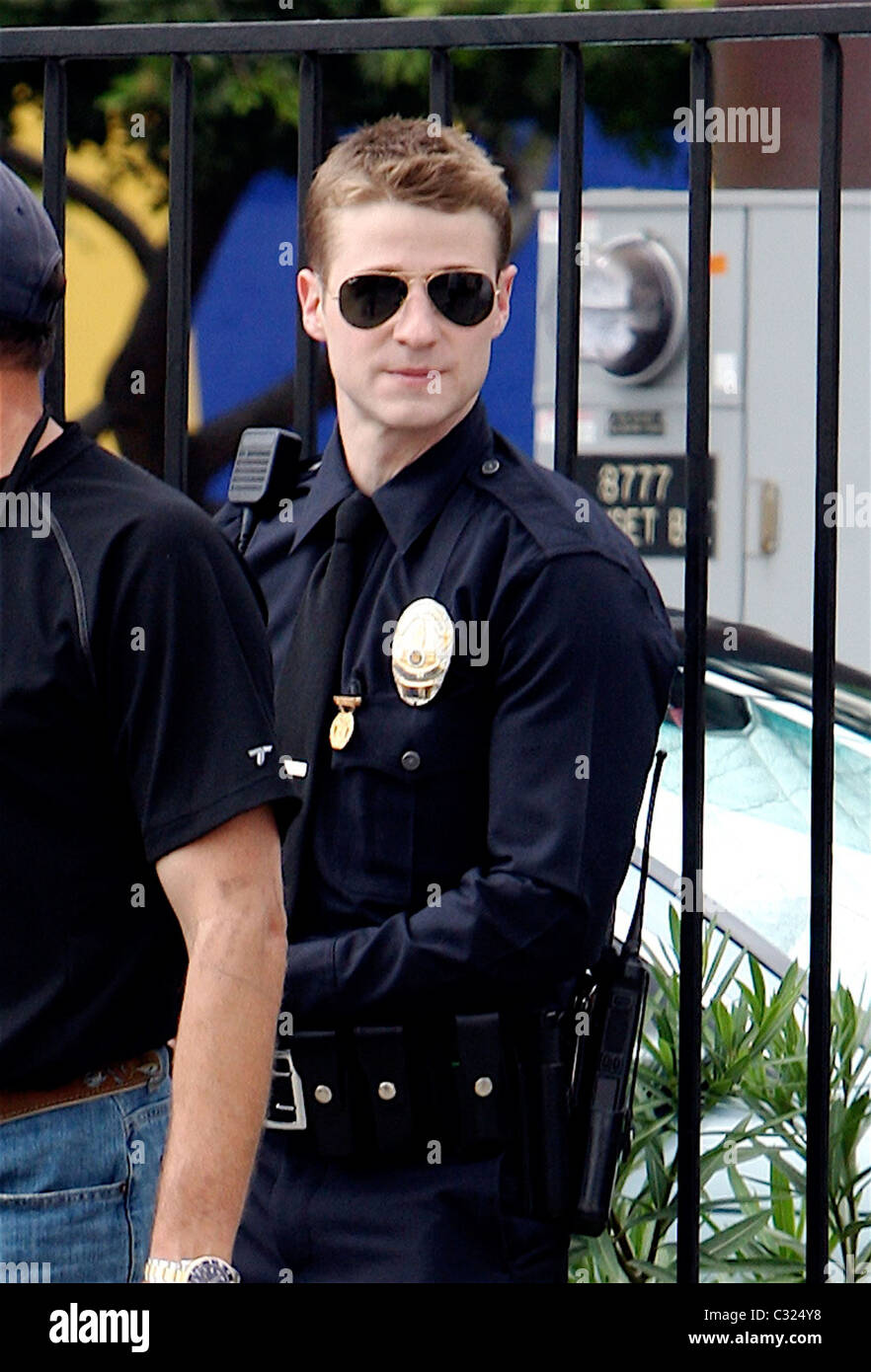 Benjamin McKenzie films a scene for an upcoming movie dressed as an LAPD officer Los Angeles, California - 29.09.08 Stock Photo