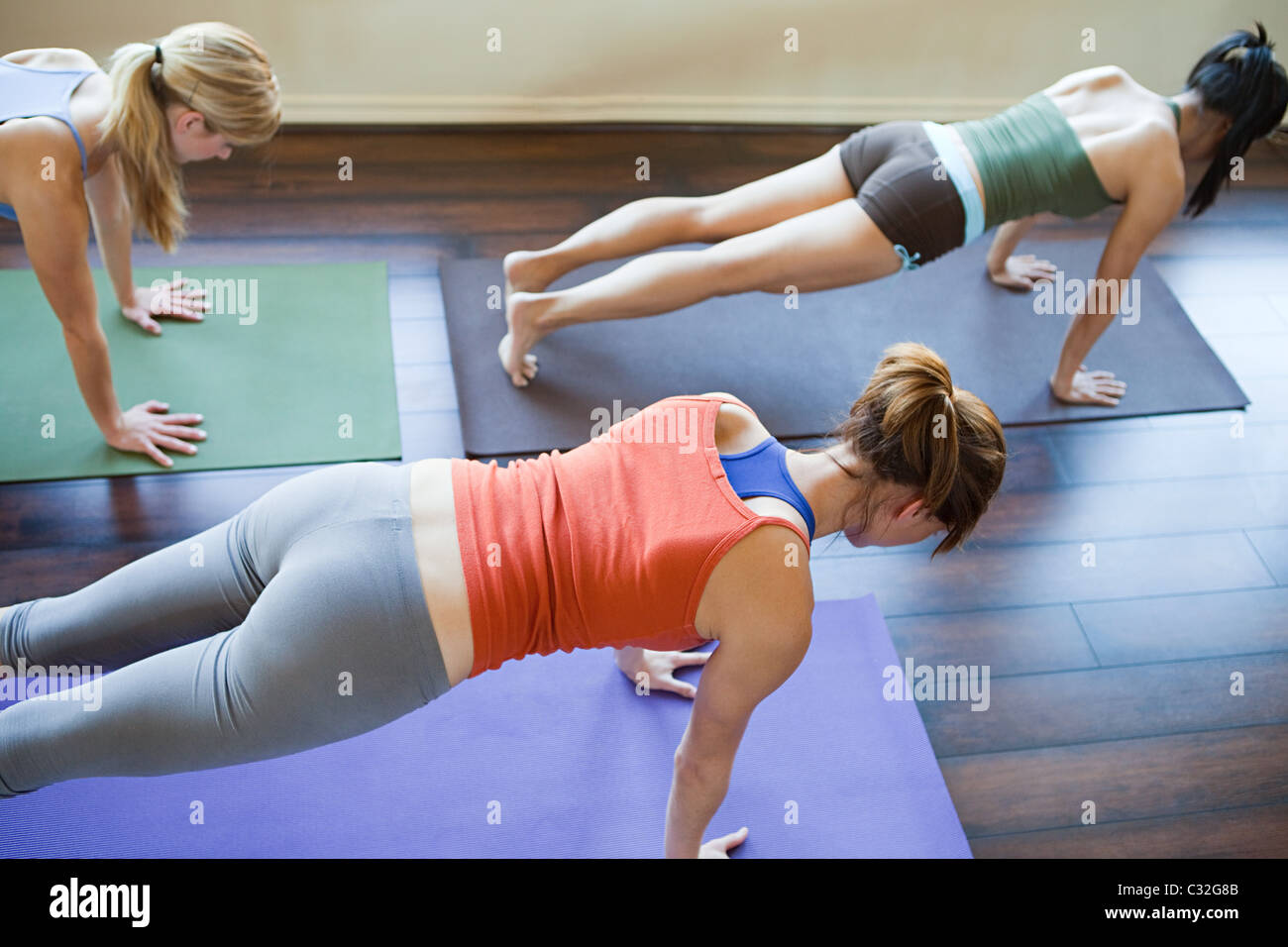 Упражнение на бицепс с бутылкой воды