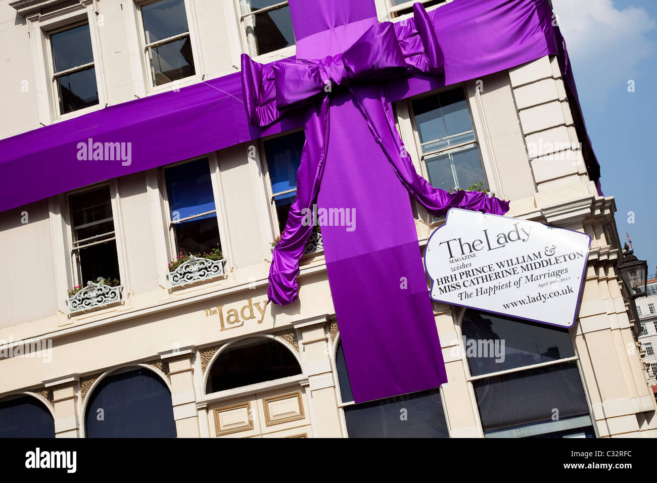 In a very pro-royal statement a giant ribbon bow adorns the offices of 'The Lady' magazine to celebrate the Royal Wedding. Stock Photo