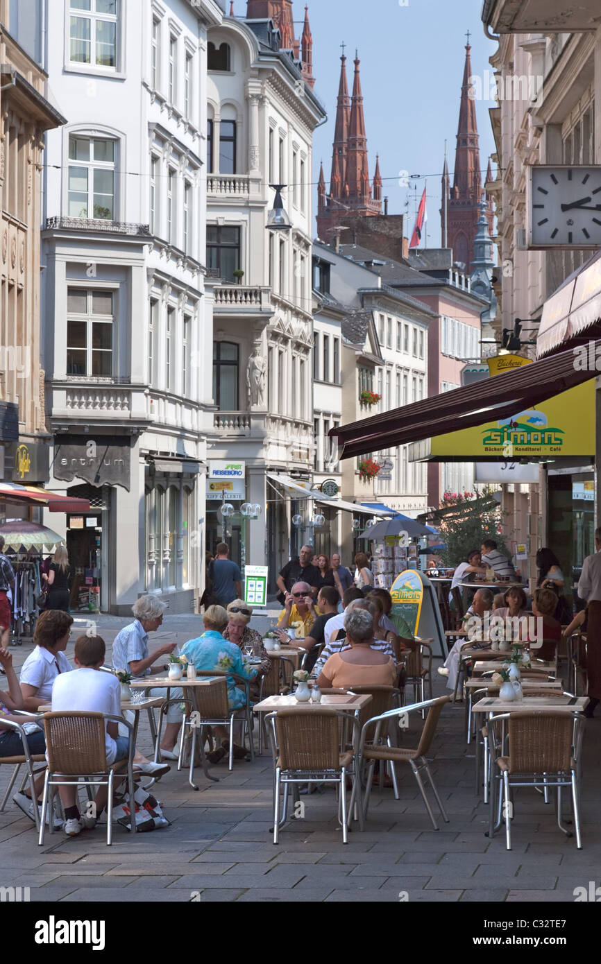Afresco dining on one of the many pedestrian streets in Wiesbaden's old town Stock Photo