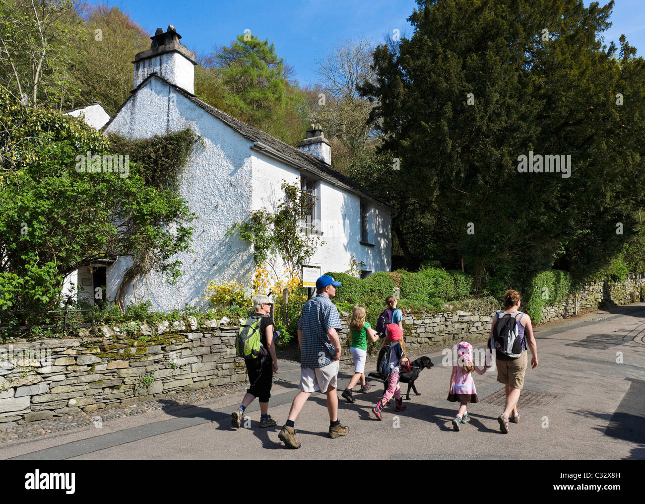 Walkers in front of Dove Cottage (home of William Wordsworth and his sister Dorothy Wordsworth), Grasmere, near Lake Windermere, Lake District, Cumbr Stock Photo