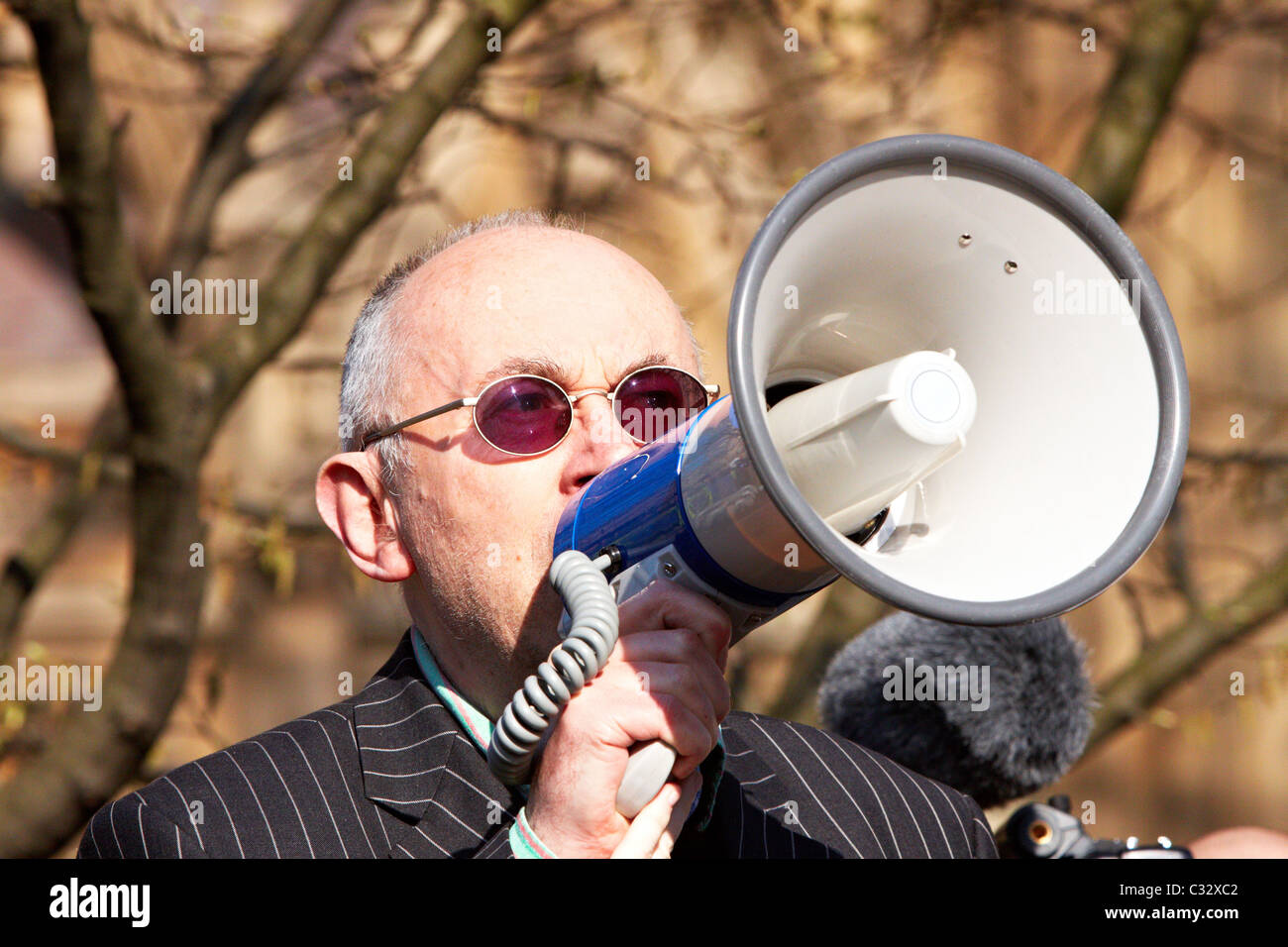 Anarchist Ian Bone heckles MPs giving media interviews on Budget Day 2011 Stock Photo