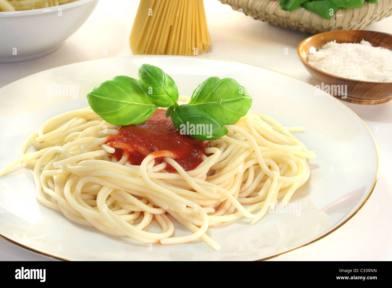 Spaghetti with tomato sauce and fresh basil Stock Photo - Alamy