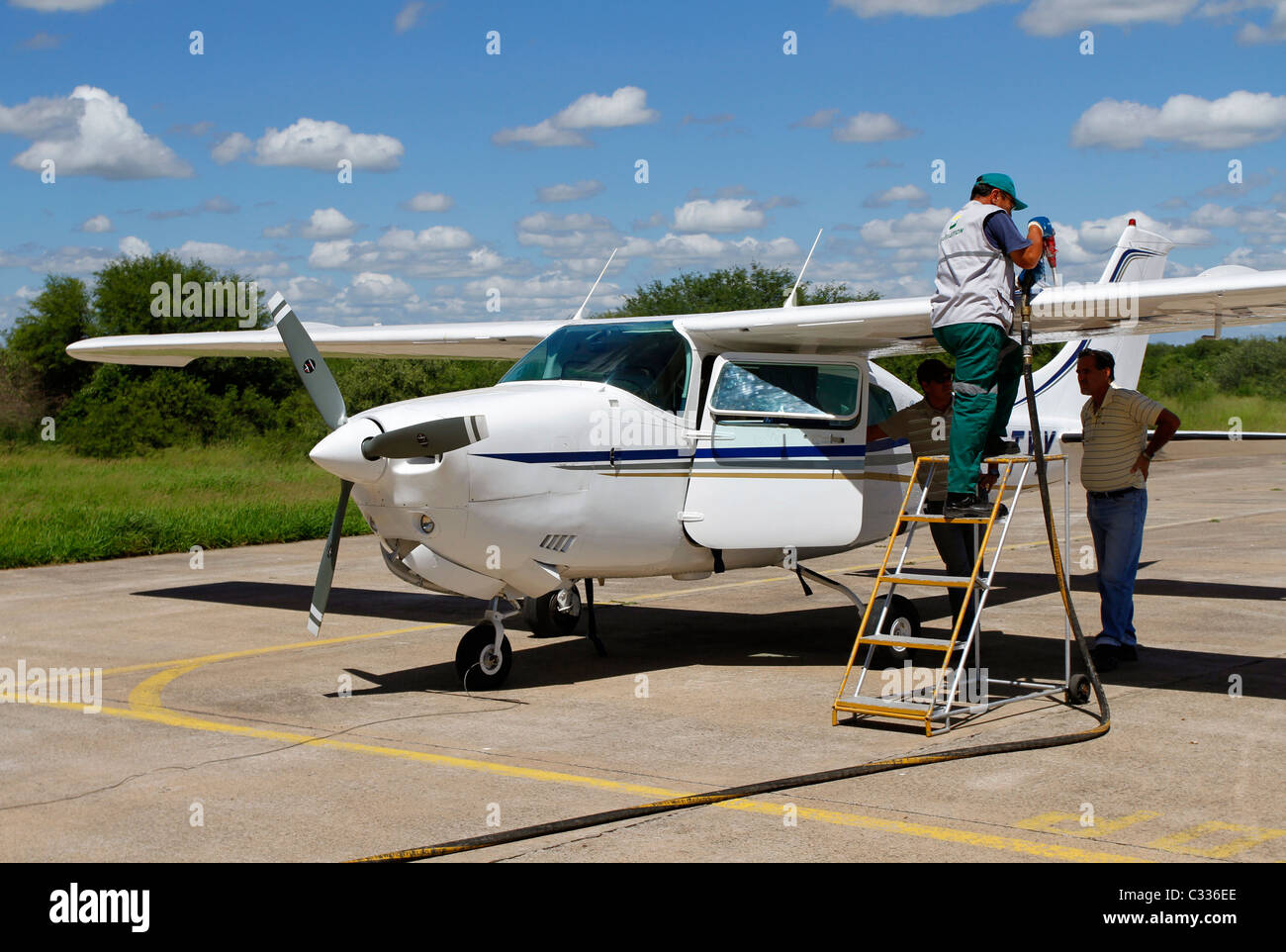 Refuelling a small aircraft at Mariscal Estigarribia airport, Paraguay Stock Photo