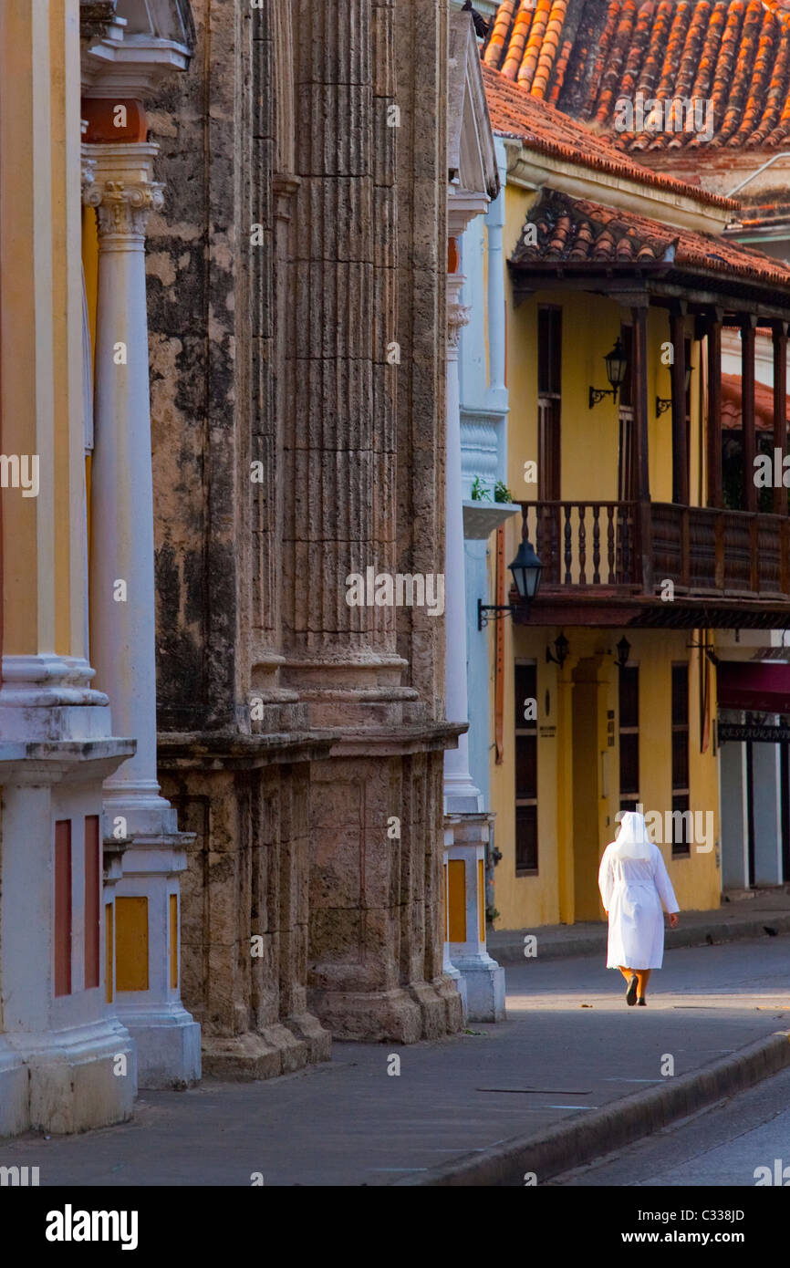 Catholic Nun in the narrow streets of the old city in Cartagena, Colombia Stock Photo
