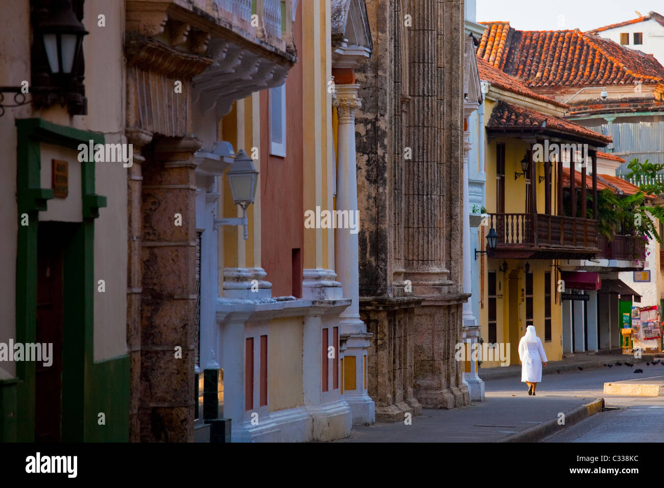 Catholic Nun in the narrow streets of the old city in Cartagena, Colombia Stock Photo