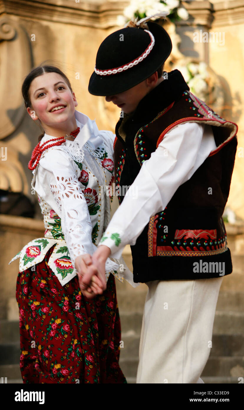 アート・デザイン・音楽 The Slovak national dress through the . アート・デザイン・音楽 The Slovak national dress through the
