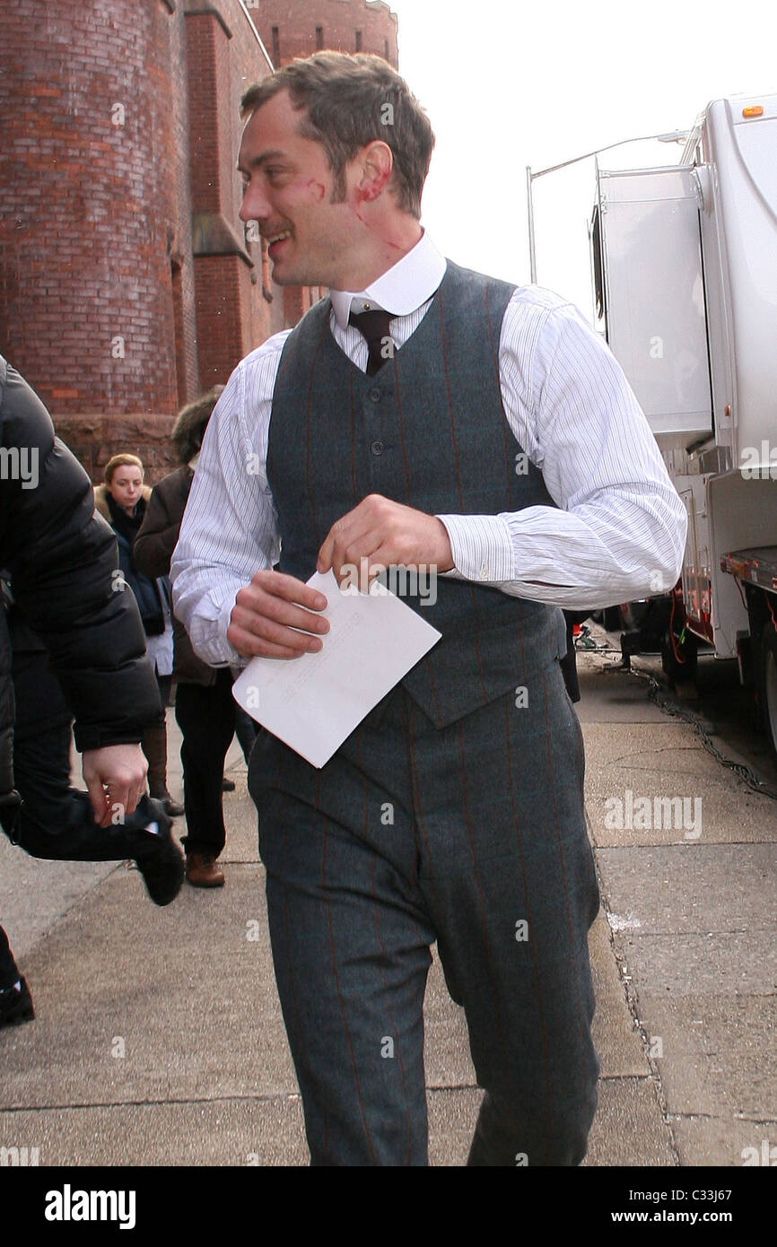 Jude Law on the set of Sherlock Holmes filming in Brooklyn New York City, USA - 09.01.09 Stock Photo