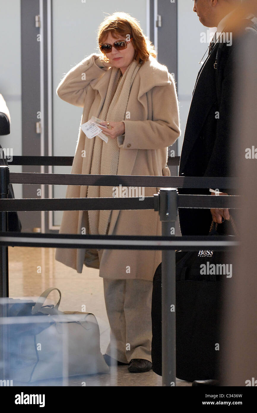 Susan Sarandon walks through the airport security checkpoint to catch a flight Washington DC, USA - 21.01.09 Tommy Gravad / Stock Photo