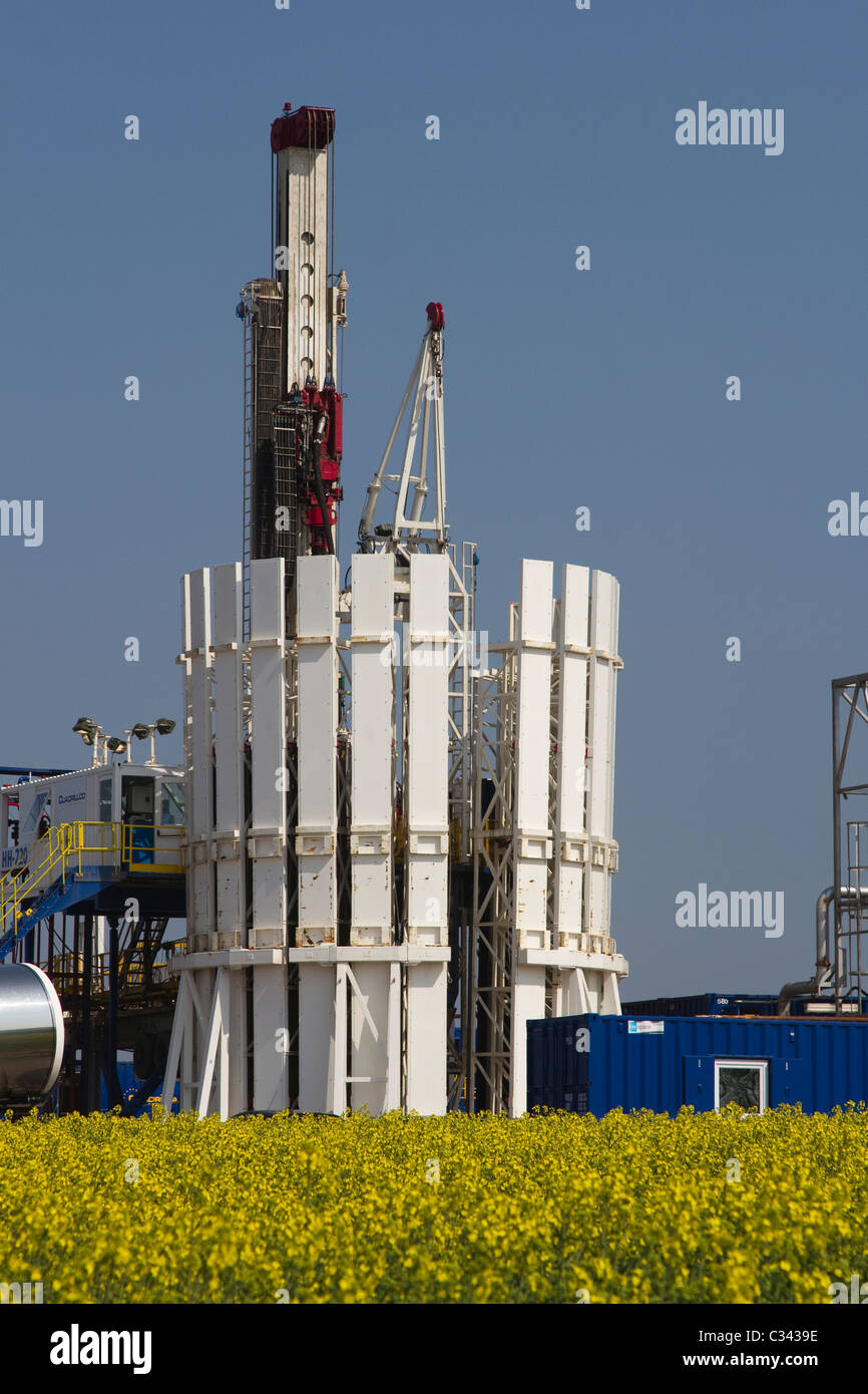 Extracting shale oil hi-res stock photography and images - Alamy