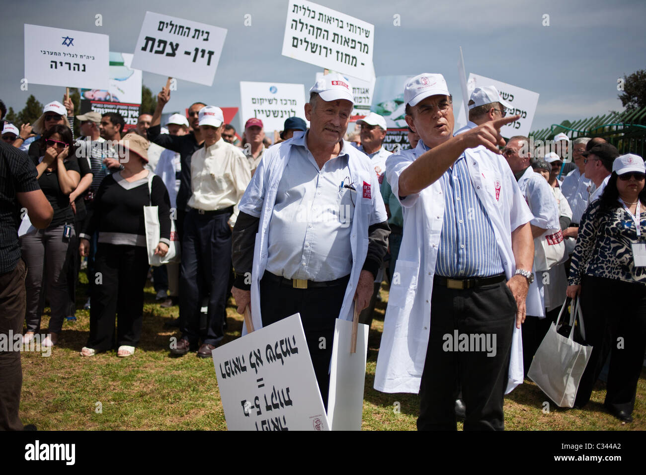 Thousands of doctors and med students demonstrate opposite Knesset. Jerusalem, Israel. 27/04/2011. Stock Photo