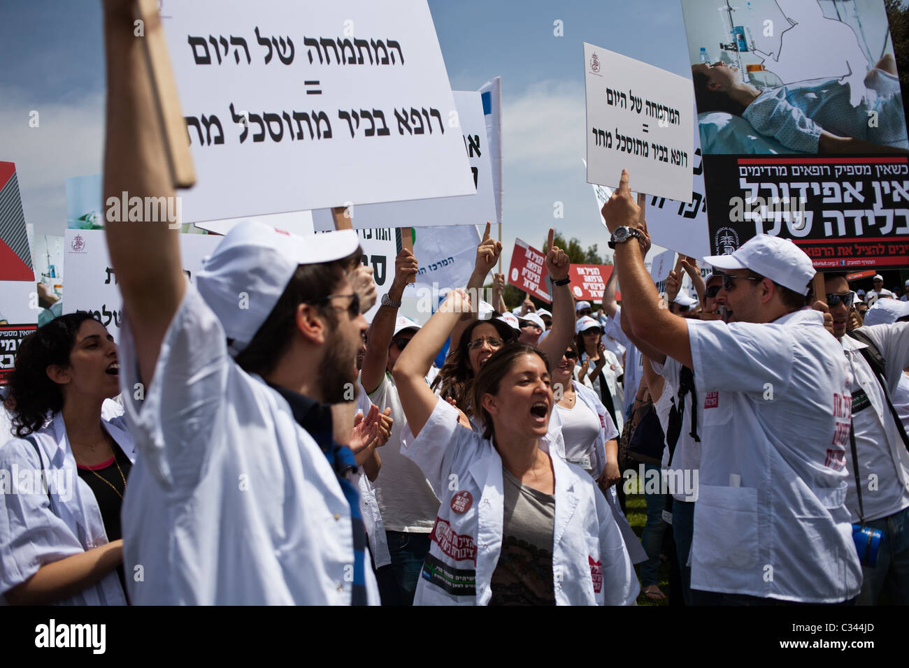 Thousands of doctors and med students demonstrate opposite Knesset. Jerusalem, Israel. 27/04/2011. Stock Photo