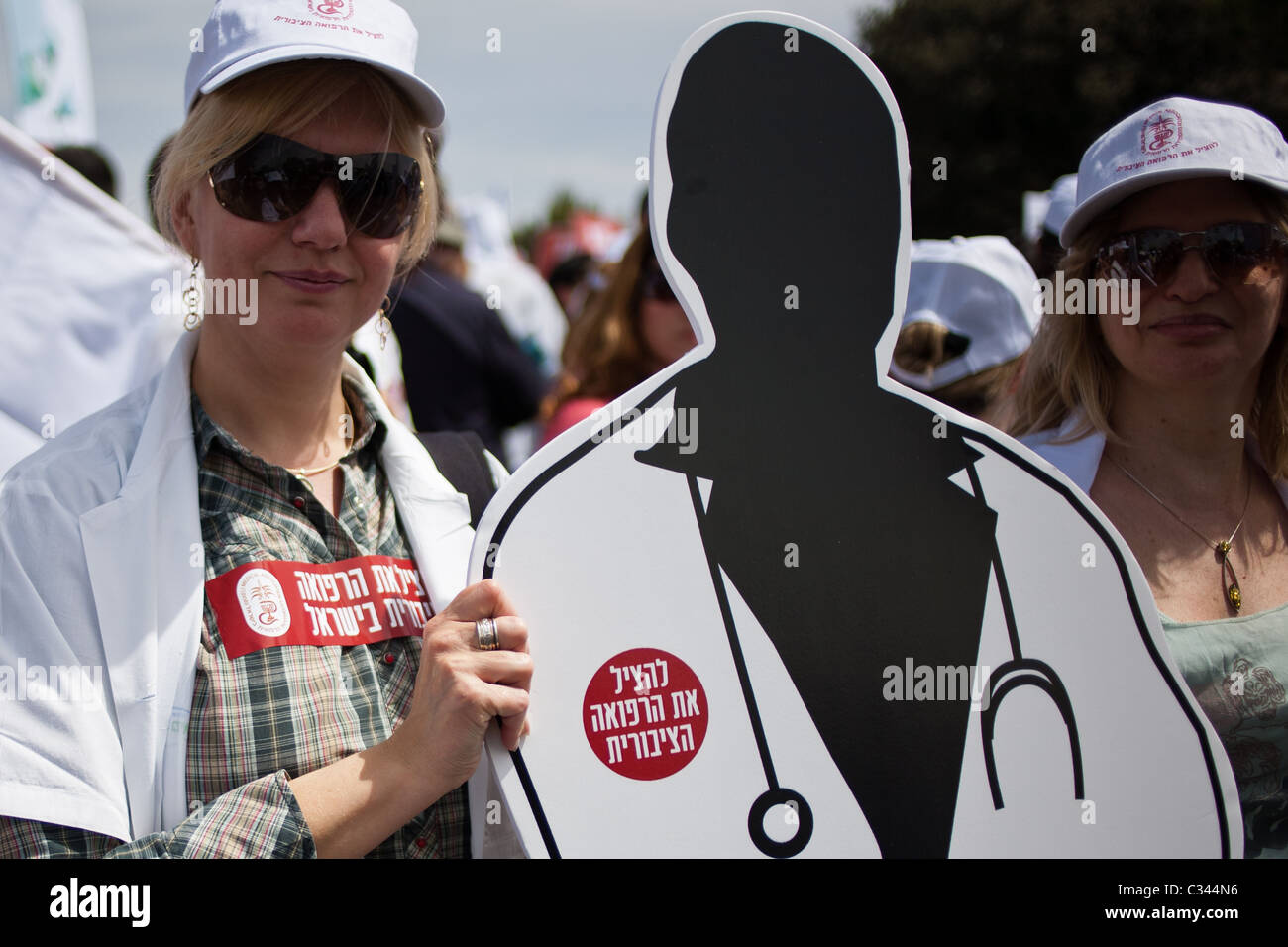 Thousands of doctors and med students demonstrate opposite Knesset. Jerusalem, Israel. 27/04/2011. Stock Photo