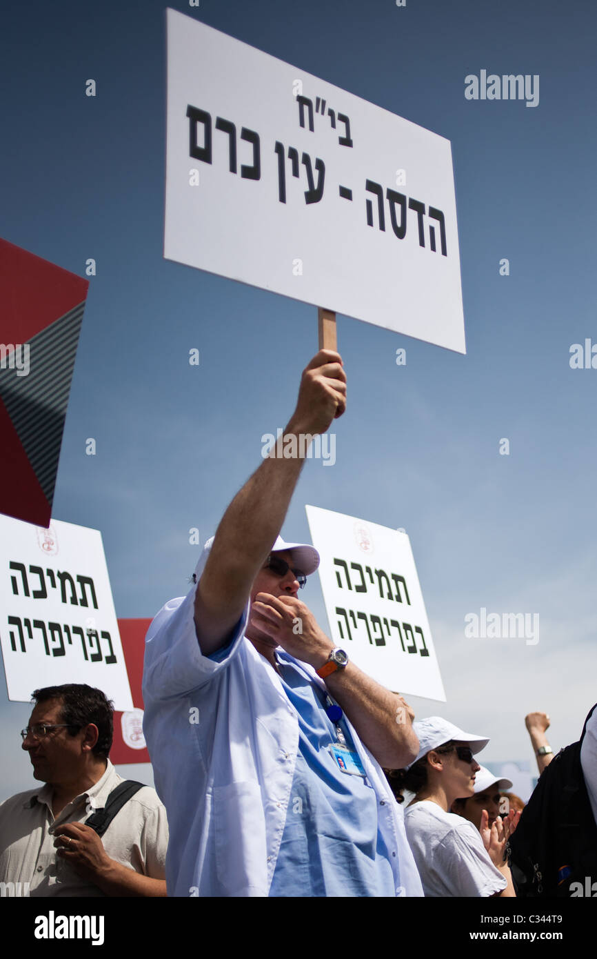 Thousands of doctors and med students demonstrate opposite Knesset. Jerusalem, Israel. 27/04/2011. Stock Photo