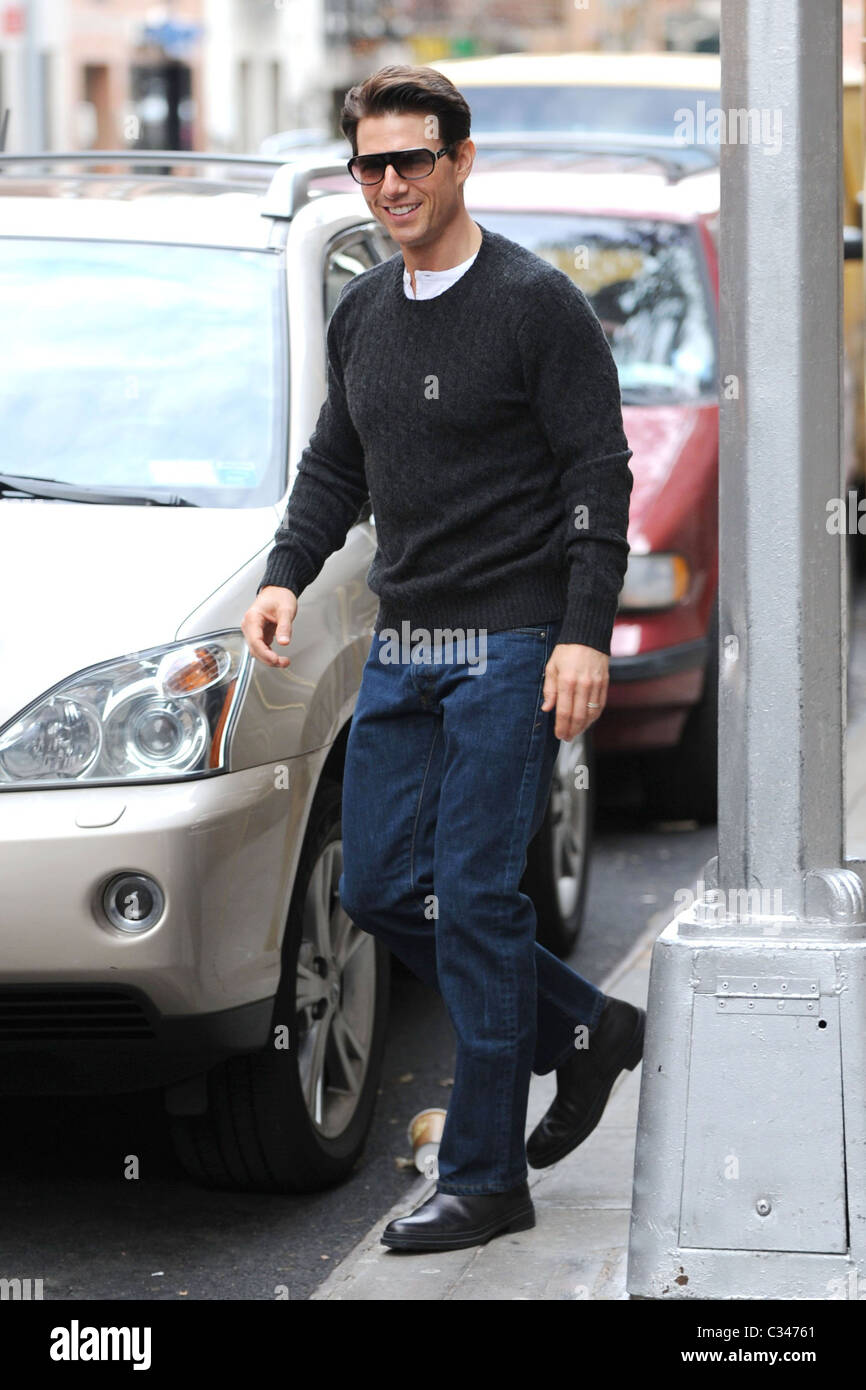 Tom Cruise has no need for a winter coat as he leaves his Manhattan  residence New York City, USA - 05.12.08 Stock Photo - Alamy