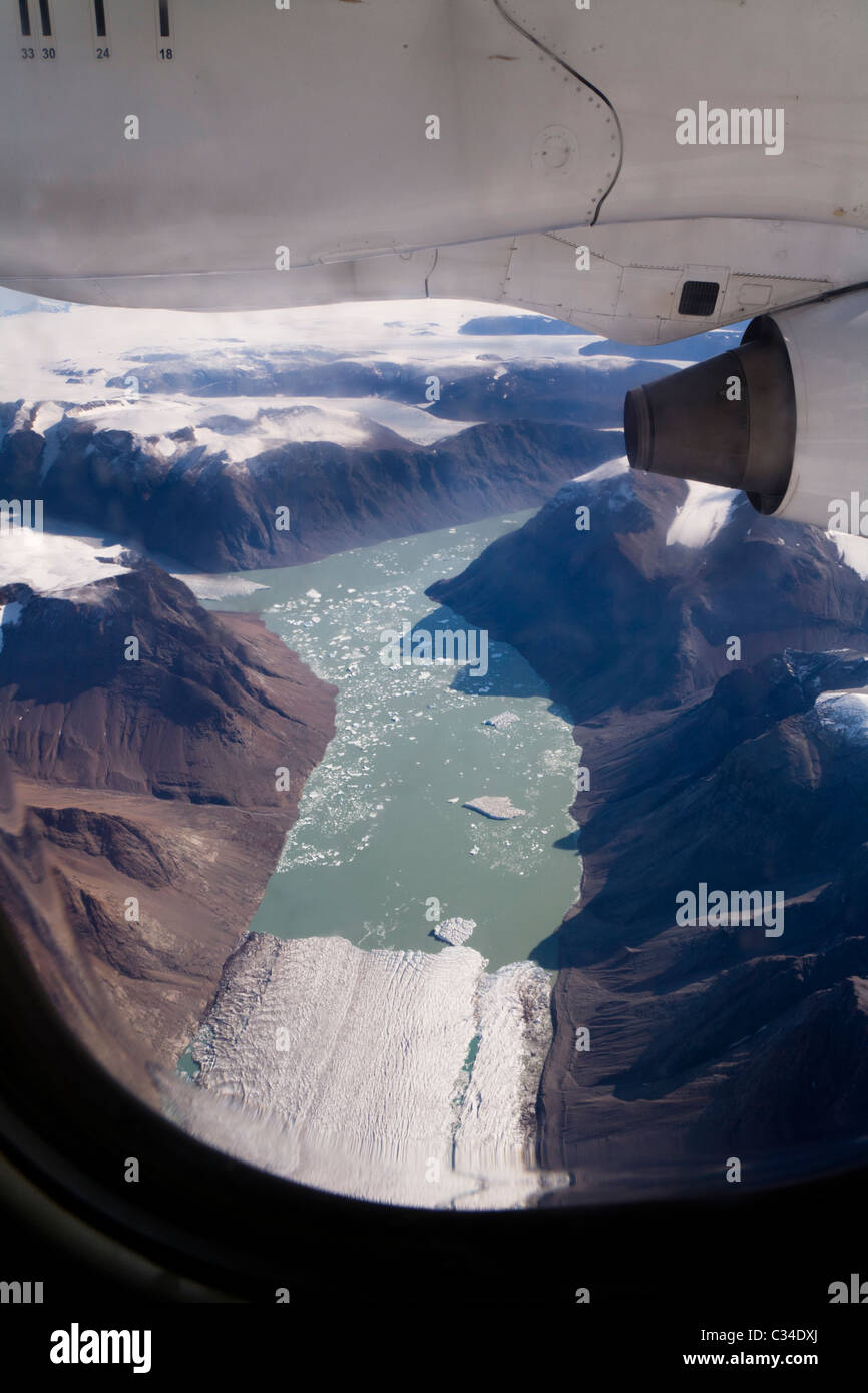 Airplane flying towards sun hi-res stock photography and images - Alamy