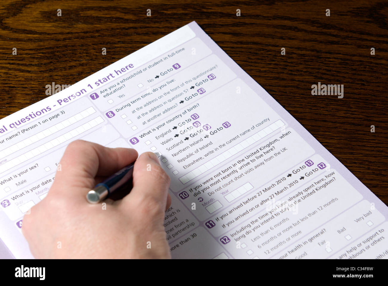 Completing the 2011 Census questionnaire Stock Photo