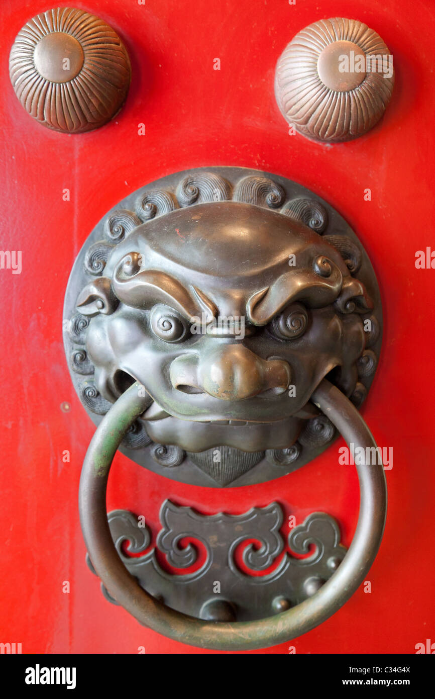 Lion door-knocker, Buddha's Tooth Temple, Chinatown Singapore Stock Photo