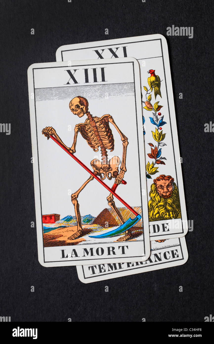 Cartes De Tarot De Voyance Et Carte De La Mort Image stock - Image