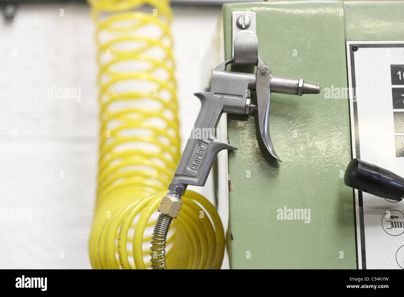 Compressed air hose hires stock photography and images Alamy