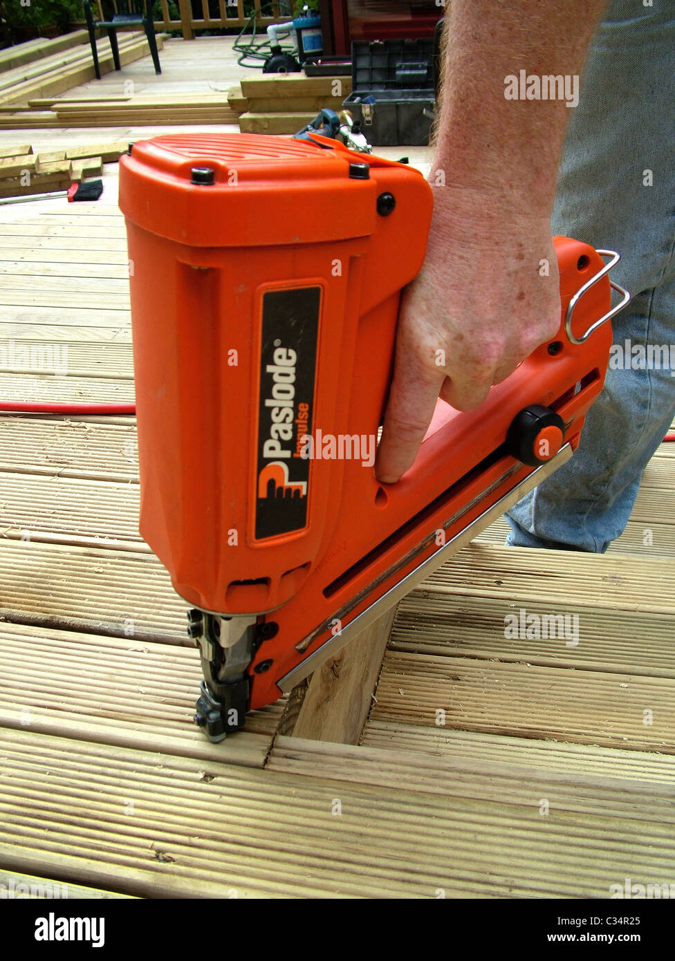 VEVOR Coil Siding Nailer CN55, 1 inch to 2-1/4-inch 15 Degree Pneumatic  Siding Nail Gun for Siding Sheathing Wooding Fencing Decking | VEVOR US