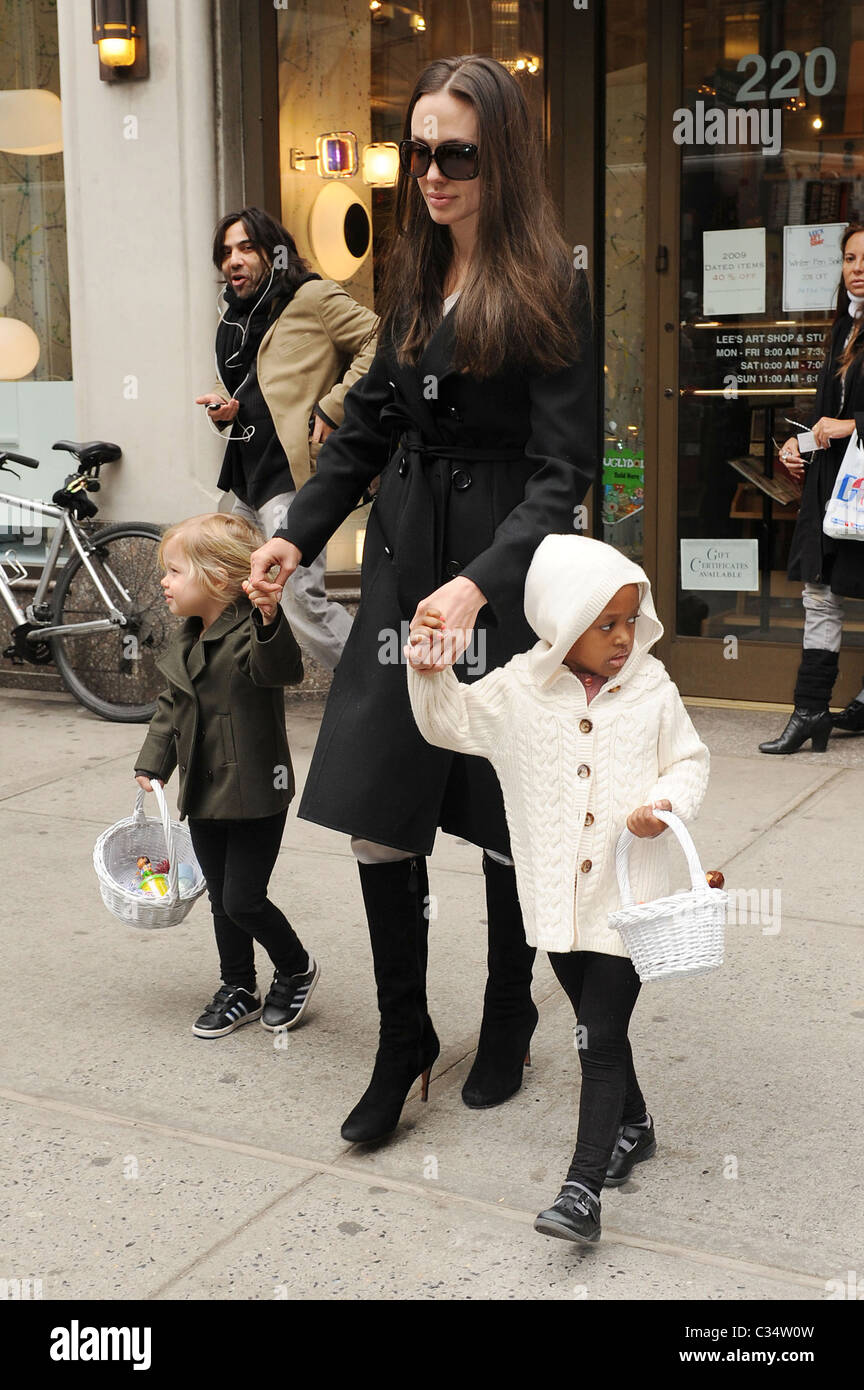 Angelina Jolie, Zahara Jolie-Pitt, Shiloh Jolie-Pitt pick up art supplies at Lee's Art Shop in Midtown Manhattan New York City, Stock Photo