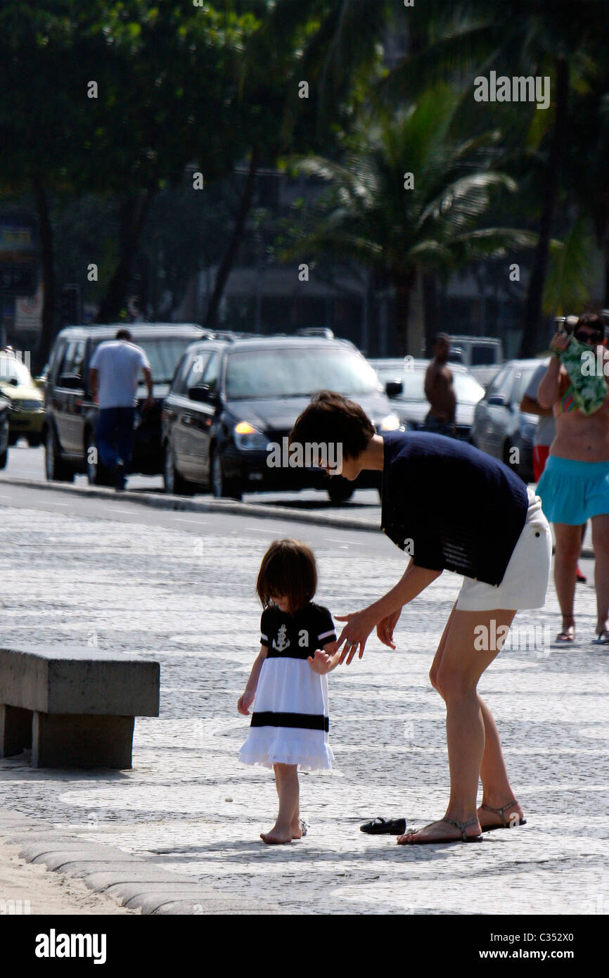 Katie Holmes walking with her daughter Suri on Copacabana Beach. Rio de(01)