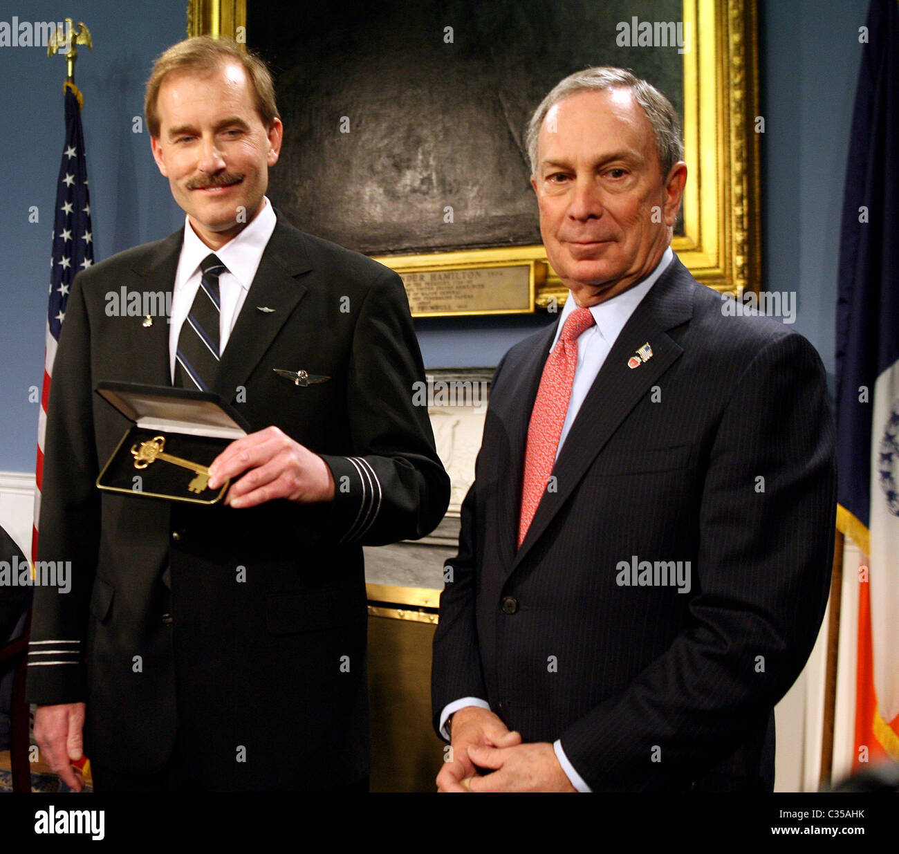 Jeffrey Skiles and Mayor Michael Bloomberg pose as the flight crew